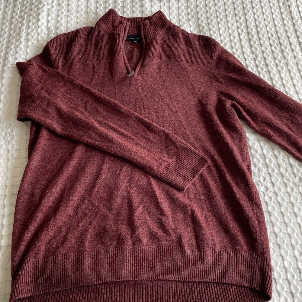 Maroon men’s pullover sweater